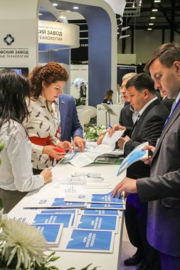 Erkekler şirket önünde yalan dinleyici notları ilgi.