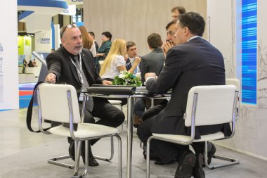 Tablo etkin bir şekilde tartışmaya üç iş.