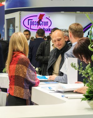 Sayaç compani birinin bir şey düşündüğünü adam