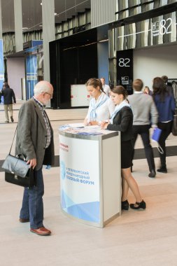 Yaşlı bir adam ürünlerin reklam ilgileniyor.