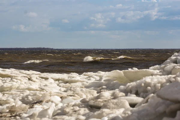 Surf on waves of cold sea — Stock Photo, Image