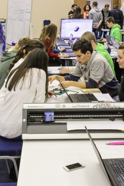 Kızlar ve masada genç bir adam..