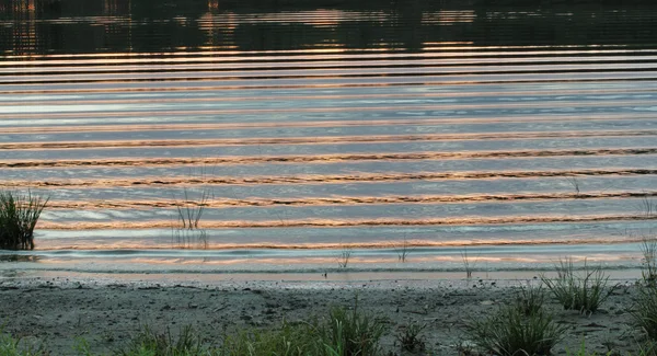 Lichte en donkere Golf op de rivier — Stockfoto