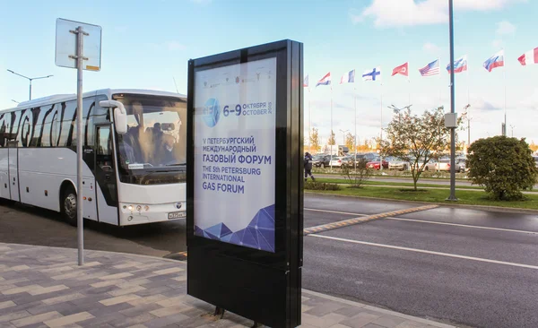 El autobús condujo hasta la entrada del ExpoForum —  Fotos de Stock
