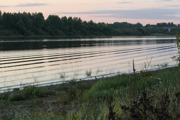 Волны на реке — стоковое фото