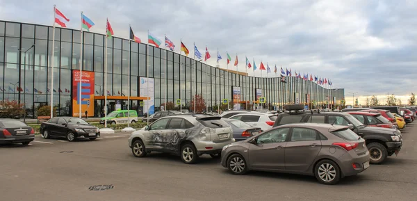 Автомобили доставлены на автостоянку комплекса "ЭкспоФорум" — стоковое фото