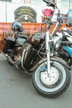 Sergi üzerinde motosiklet.