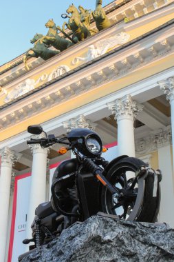 Alexandrinka arka planında motosiklet.