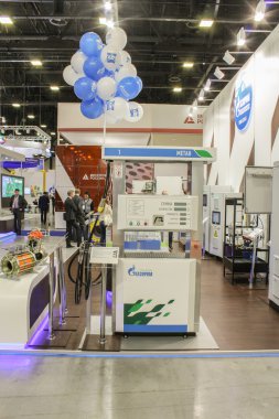 Yakıt ikmal tesisi ile stand.