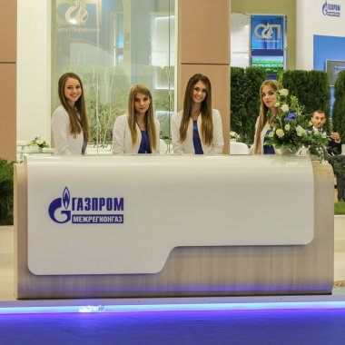 Şirket temsilcileri barda poz.