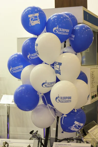 En massa bollar med logotypen för Gazprom. — Stockfoto