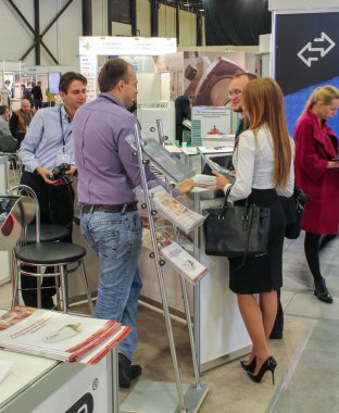 Kasanın arkasındaki bir adamla konuşurken orta yaşlı çift.