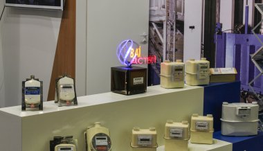 Küçük ev aletleri ile stand.
