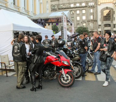 Bisiklet ve motosiklet üzerinden motorcu.