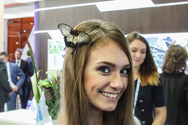 Menina com borboleta no cabelo na exposição . — Fotografia de Stock