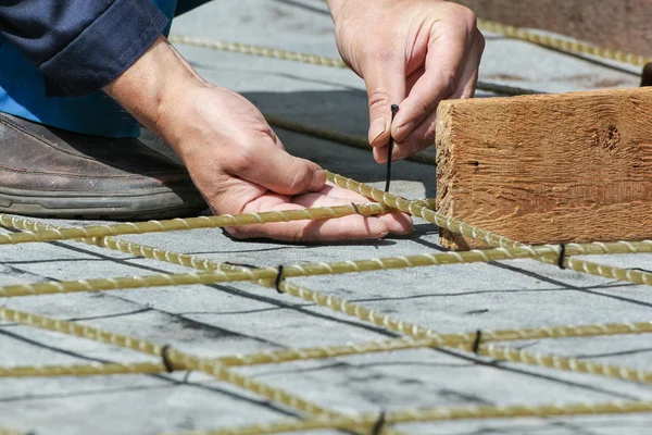 Atar barras de refuerzo con bridas de plástico . — Foto de Stock