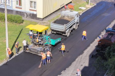 İlgili çalışma üreten yol işçiler.