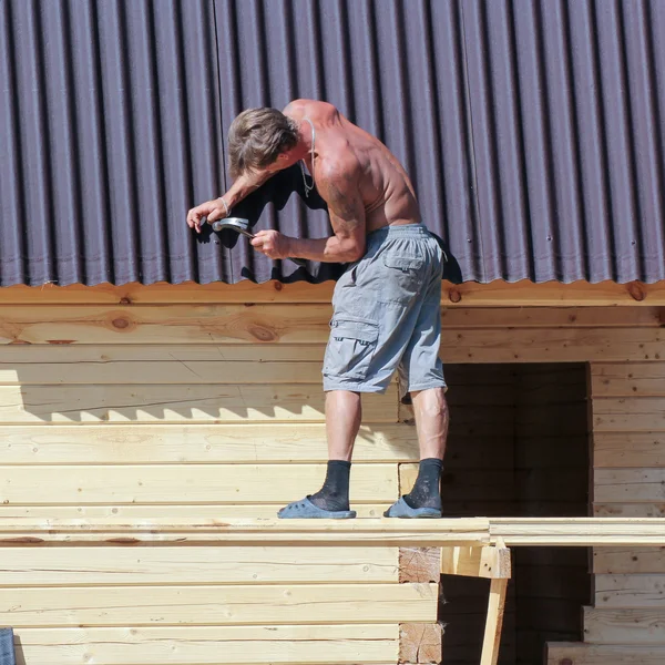 Werk beveiligt de rand van het dak. — Stockfoto