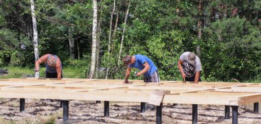 Bir ülkenin ev ahşap taban dikme işçi.