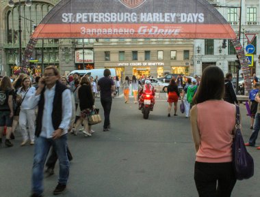 Motorcu terk ile göster.