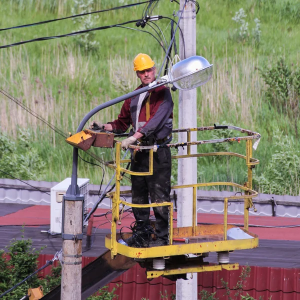 Electricistas Gestión de plataformas aéreas cesta . — Foto de Stock