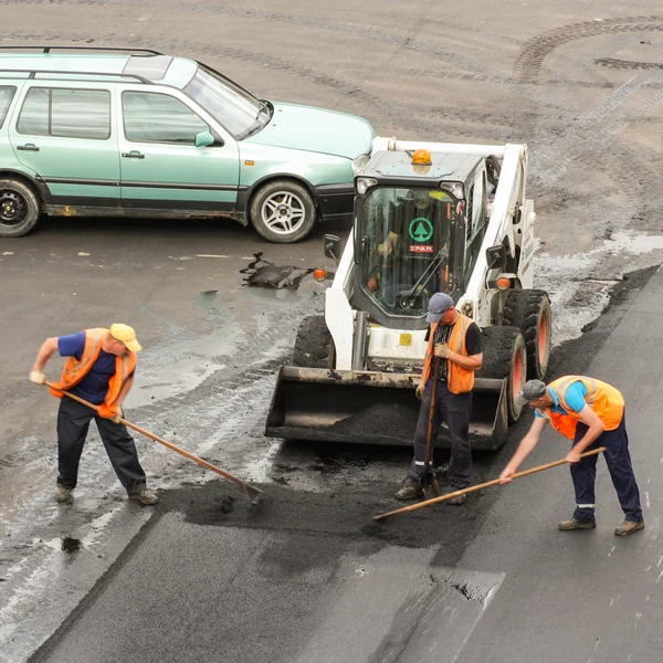Trabajo para nivelar el asfalto . — Foto de Stock
