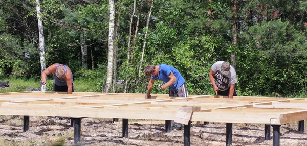 労働者の国の家の木製ベースを建てる. — ストック写真
