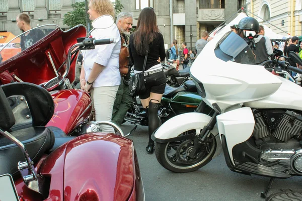 Personnes entre les motos . — Photo