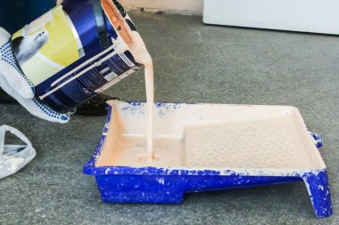 Bir kap içine boya dökme.