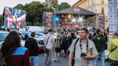 İnsanların bir müzik mekan kalabalık.