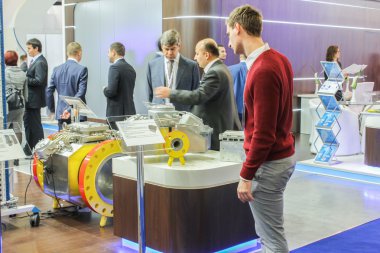 İnsanlar sergiler ziyaret.