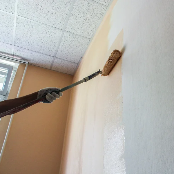 Painting walls a paint roller. — Stock Photo, Image