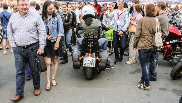 Rowerzystów przechodzi przez tłum. — Zdjęcie stockowe