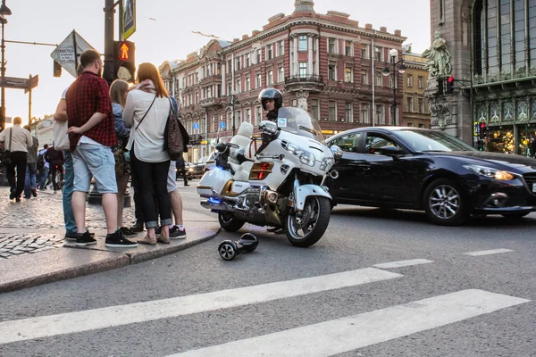 Motorcycle on the corner of Nevsky Prospekt. — Stock Photo, Image