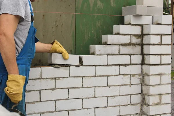 Colocação de tijolos em uma solução . — Fotografia de Stock