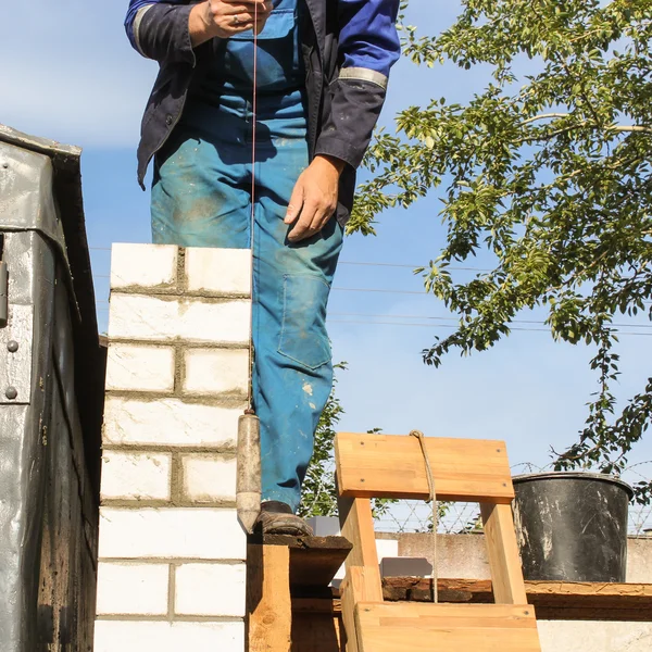 Compruebe el ladrillo en la vertical . — Foto de Stock