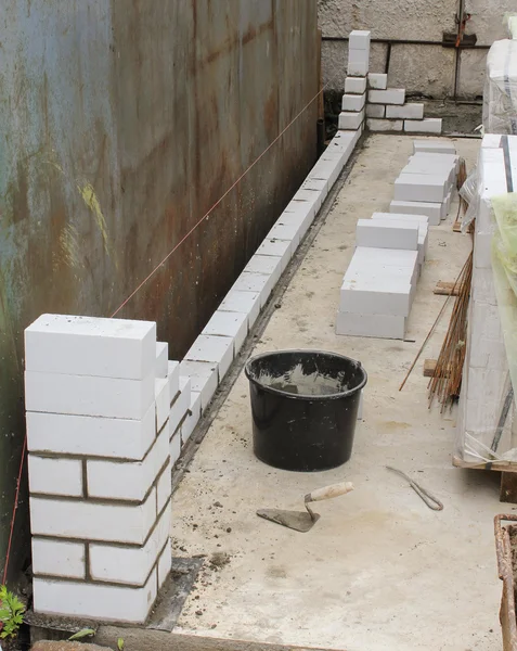Start van de bouw van de muur van baksteen. — Stockfoto