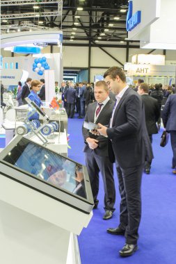 Forum büyük bir monitör önünde iki iş adamı.