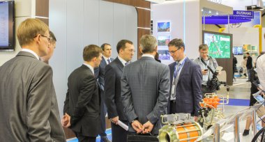 Forumunda bir şey birlikte tartışırken iş adamları.