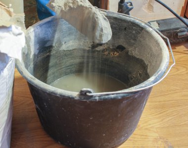 Su içine dolgu yapıştırıcı karışımı.