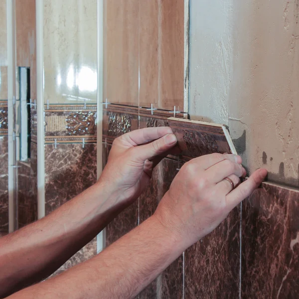 Installation of decorative ceramic frieze on the wall. — Stock Photo, Image