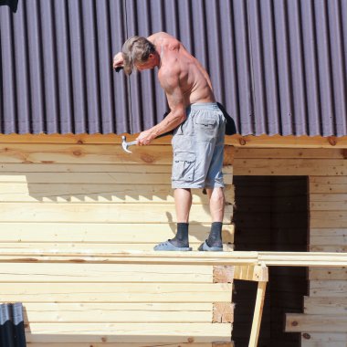 Çatının kenarına tesviye çalışmaları.