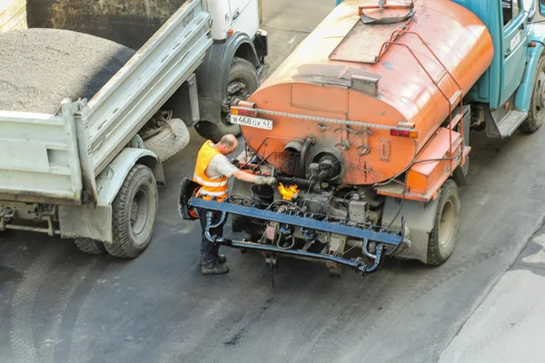 Trabajo en el equipo de construcción de carreteras . — Foto de Stock