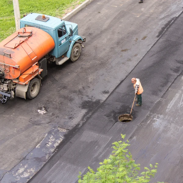 Escotilla de trabajo maneja en la carretera . — Foto de Stock