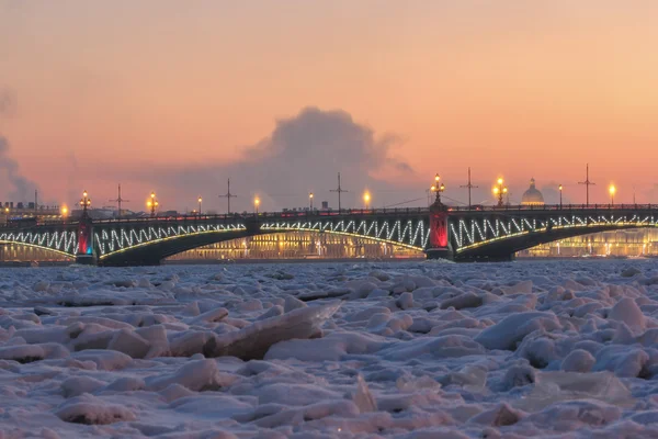 Troitsky Bridge with Christmas lights. — Stock Photo, Image