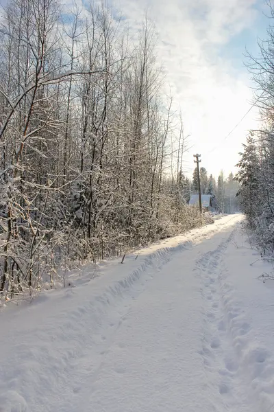 Winterweg zum Dorf. — Stockfoto