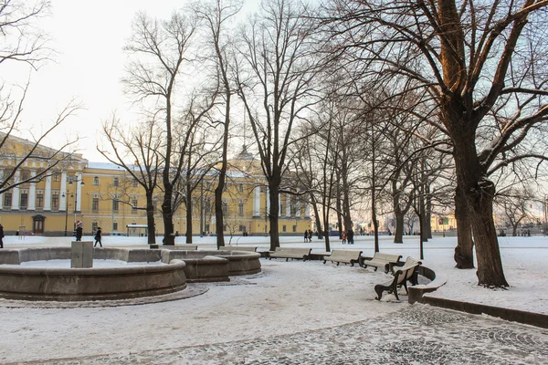 Plaza con una fuente en invierno . — Foto de Stock