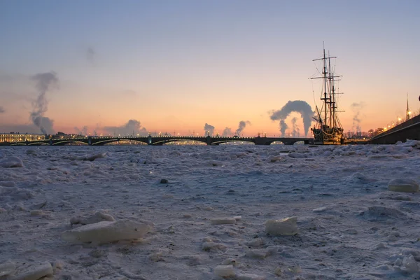 The ice on the frozen Neva. — Stock Photo, Image