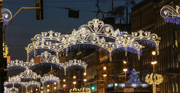 Decoraciones navideñas en la perspectiva Nevsky . — Foto de Stock