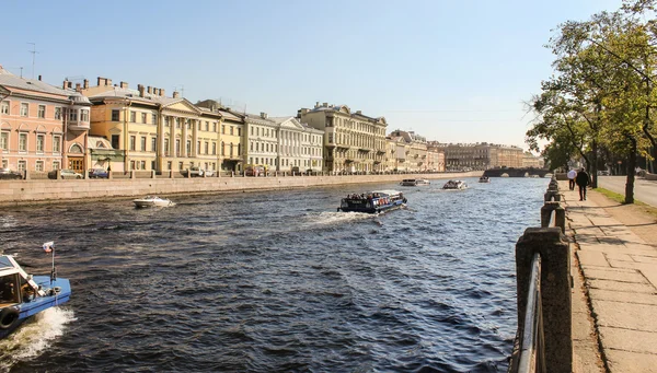 Sezon turystyczny na Fontanka. — Zdjęcie stockowe